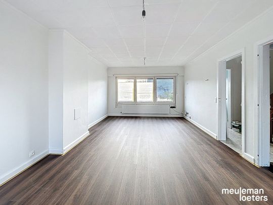 Halfopen gezinswoning met garage en tuin - Photo 1