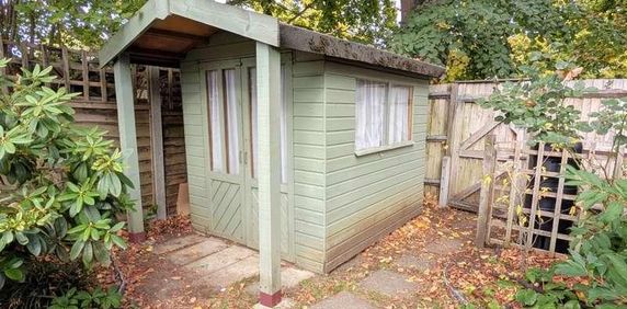 Woking, Surrey, GU21 - Photo 2