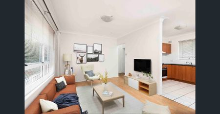 ** MODERN TOP FLOOR APARTMENT ** - Photo 3