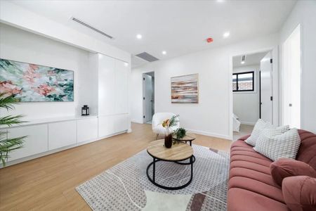 Immaculate Five-Bedroom Double-Storey Masterpiece - Photo 3