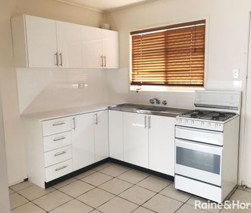 Modern Taringa Unit with Air Conditioning - Photo 4