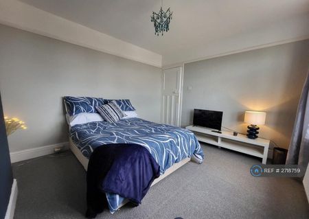 1 bedroom in a house share to rent - Photo 4