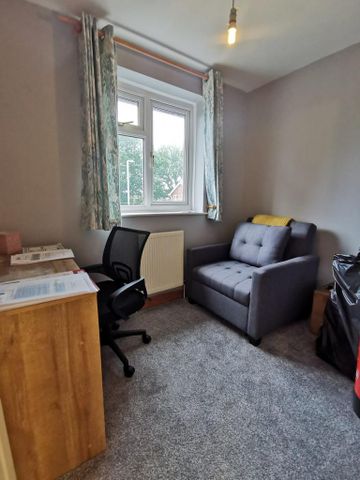 4 bedroom semi-detached house to rent - Photo 3