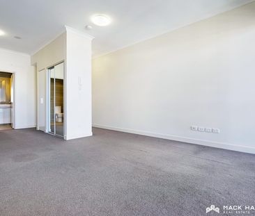 TOP FLOOR APARTMENT - UNFURNISHED - Photo 5