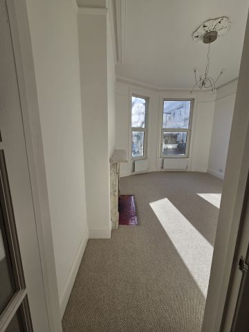 1 Bed Flat, Albert Road, BN1 - Photo 2