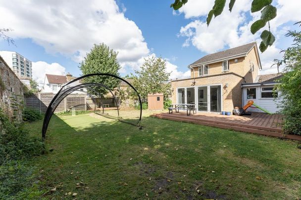 4 bedroom detached house to rent - Photo 1