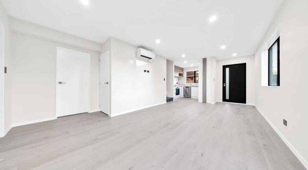 Spacious & Beautifully Designed 3-Bedroom Family Home 2 Bathrooms + Internal Garage + Papatoetoe - Photo 1