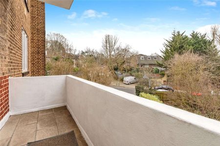 Excellent size 3 bedroom lateral flat, in a highly regarded development - Photo 5