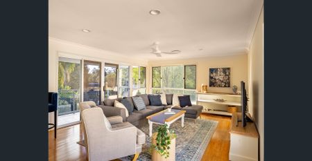 Luxury Mansion: Furnished 5-Bedroom Home with Park Views and Solar Benefits - Photo 4