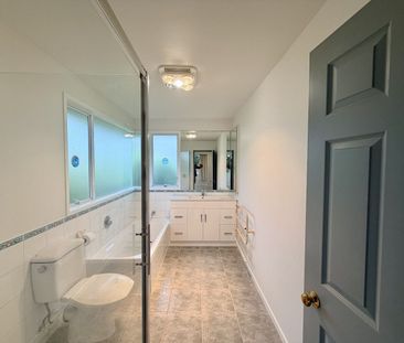 Stylish and Spacious 3-Bedroom Home in Prime Northcote Point Location - Photo 5