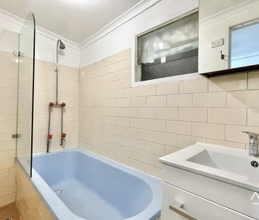 Prime Newtown Living – Stylish Terrace in Unbeatable Locatio - Photo 5