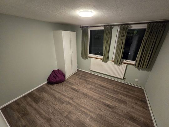 Room in a Shared House, Silver Street, N18 - Photo 1