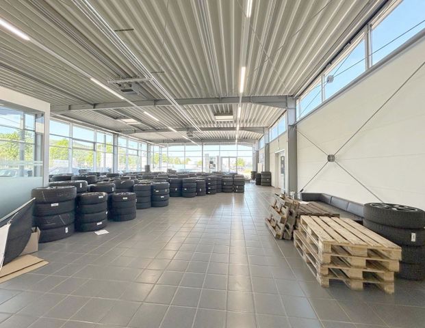Trier-Euren: Moderne, barrierefreie Halle mit 310 m² – vielseitig nutzbar, große Fensterfront, Glasbüro & neuer moderner Gasheizung - Photo 1