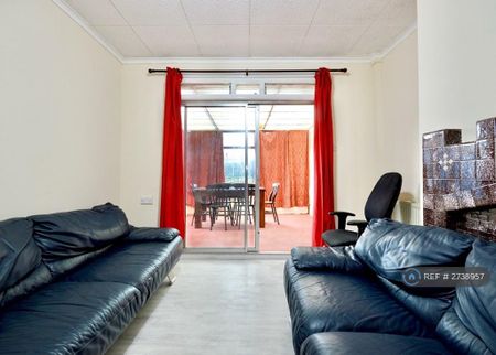 3 bedroom semi-detached house to rent - Photo 2