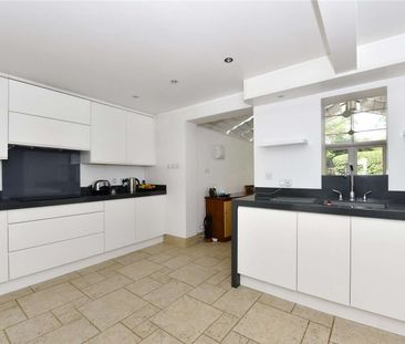 A five bedroom family home in the Queens Acre gated estate in Windsor - Photo 5