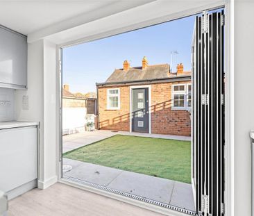 4 bedroom semi-detached house to rent - Photo 6