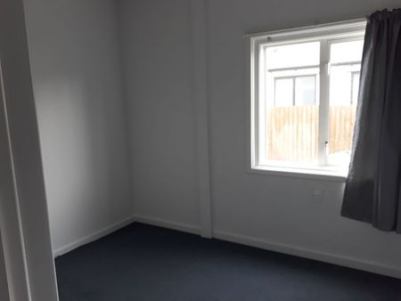 Tidy sunny unit 5 minutes from City Centre - Photo 5