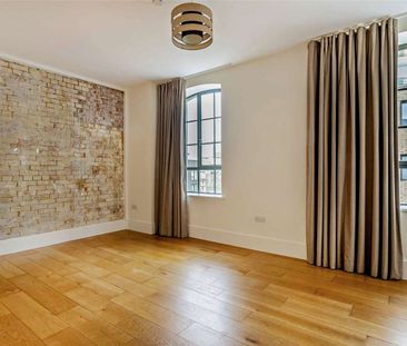 Luxury three bedroom duplex apartment a minute away from the station - Photo 3