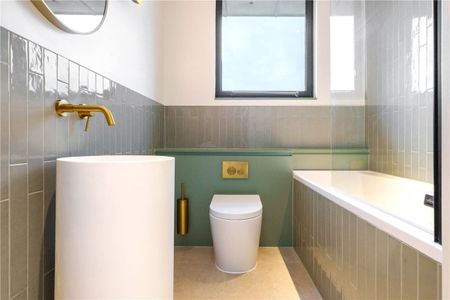 A 4th floor, newly renovated Penthouse apartment in central Bath with 1 bedroom, 1 bathroom and a large terrace with views. - Photo 4