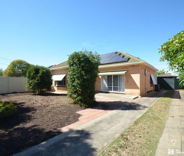 3 bedroom home, just a short walk to tram! - Photo 2