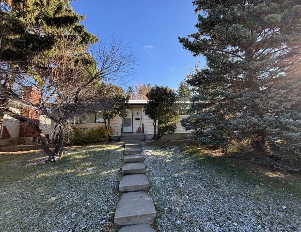 Three-Bedroom Bungalow - Brisebois Drive NW (Charleswood/Brentwood) — 3 Bedrooms House - Photo 1