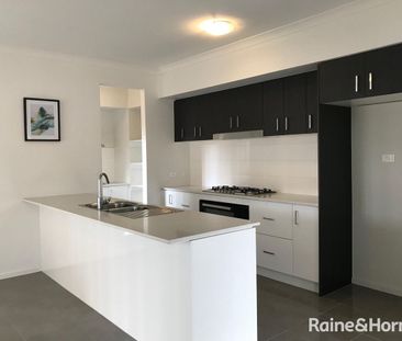 Fabulous 5B 2Storey Home in Williams Landing! - Photo 5