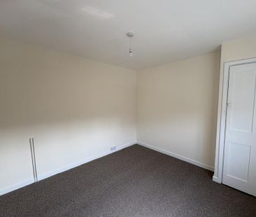 3 bedroom end of terrace house to rent - Photo 2
