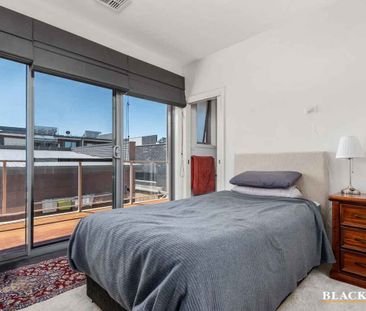 Spacious Four-Bedroom Townhouse with Dual Master Suites and Lake Views - Photo 6