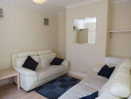 Bedroom Semi Detached House In Winton, BH9 - Photo 2