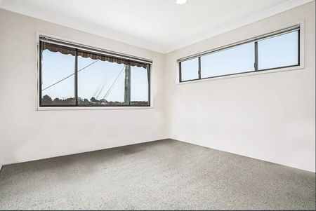 Spacious family home with water views - Photo 2