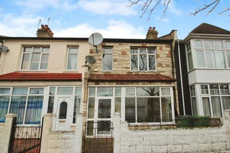 3 bedroom House To Let Total Size: 1002 SQ FT - Photo 3