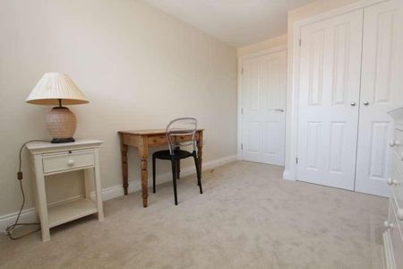 King George Avenue, Petersfield, Hampshire, GU32 - Photo 3