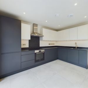 2 bed apartment to rent in Chapel Lane, High Wycombe, HP12 4BS - Photo 2