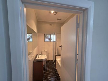 Live in the Big Somerton House - Photo 5
