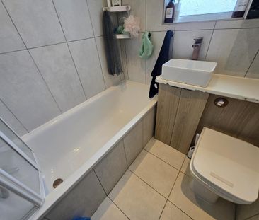 3 bedroom end of terrace house to rent - Photo 2