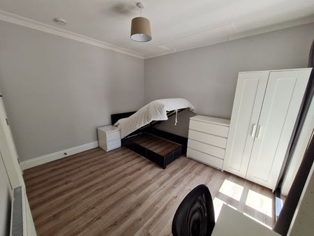 5 Bed Semi-Detached House, Milton Road, SO15 - Photo 2