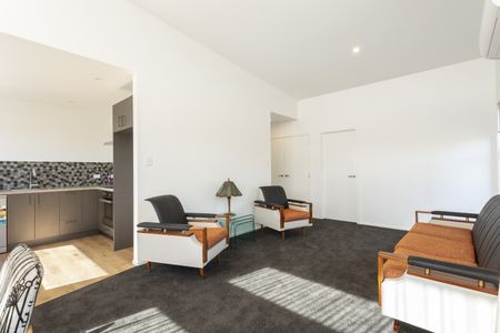 Quality Two-Bedroom Home in Sought-After St Kilda - Photo 2
