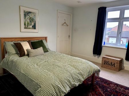 Large double bedroom with private bathroom in detached character property - Photo 2