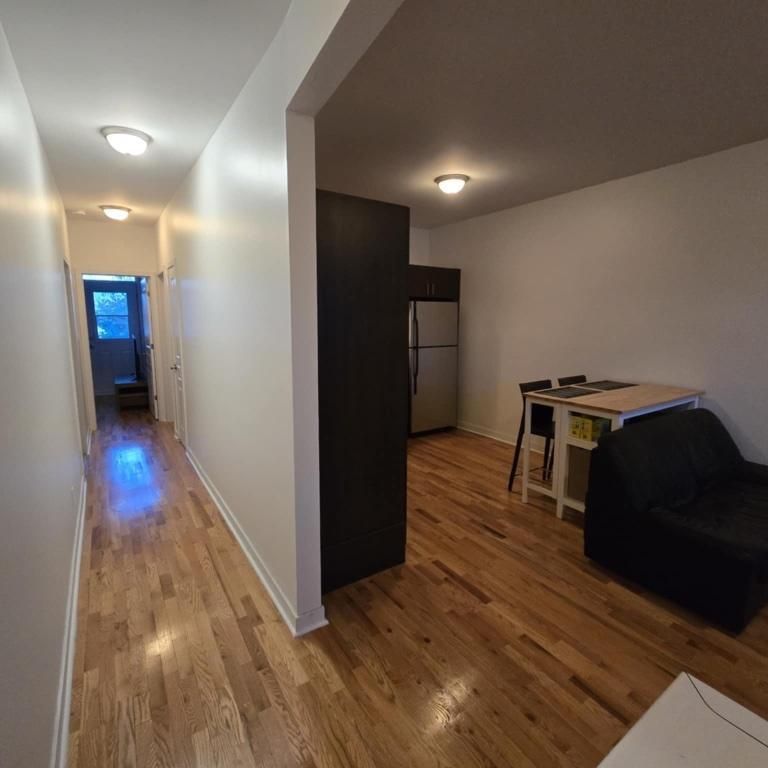 2 bedrooms with hard wood floors - Photo 2