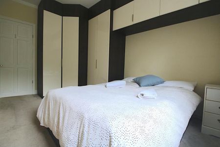 3 bedroom flat to rent - Photo 4
