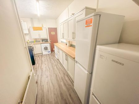 1 bedroom in a house share to rent - Photo 4