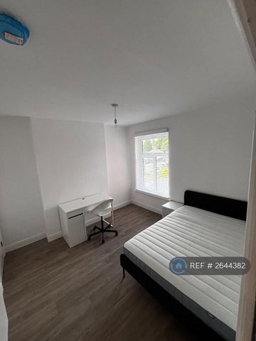 1 bedroom in a house share to rent - Photo 3