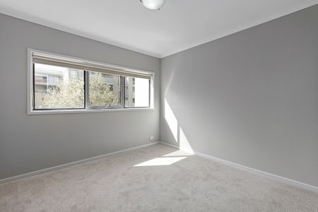 Light filled three bedroom apartment - Photo 5