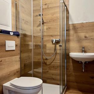 Modern, hell und bereit für Sie! Sanierte 1-Raum Wohnung - barrierefrei! - Photo 2