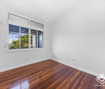 FULLY RENOVATED FAMILY HOME WITH DECKING - Photo 4