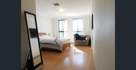 Bright Spacious Four (4) Bedrooms Duplex - Peakhurst - Photo 2