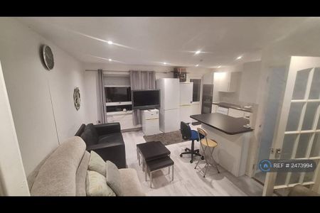 4 bedroom end of terrace house to rent - Photo 4