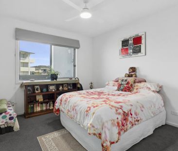 Spacious Apartment with Sweeping Views - Photo 5