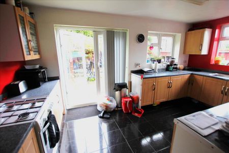 3 bedroom end of terrace house to rent - Photo 4