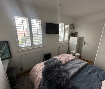 Room in a Shared House, Highwood Gardens, IG5 - Photo 2